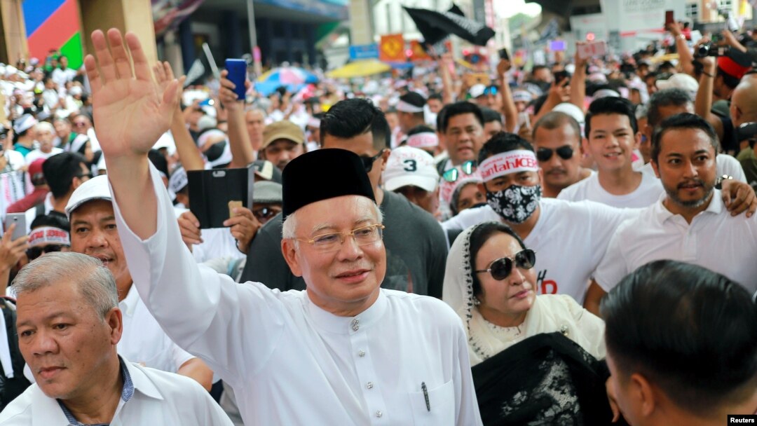 Mantan Perdana Menteri Malaysia Najib Razak dan istrinya Rosmah Mansor menghadiri pawai anti diskriminasi ras di Kuala Lumpur, Malaysia, 8 Desember 2018.