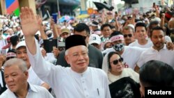 Mantan Perdana Menteri Malaysia Najib Razak dan istrinya Rosmah Mansor menghadiri pawai anti diskriminasi ras di Kuala Lumpur, Malaysia, 8 Desember 2018.