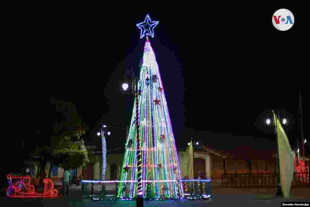 Las fiestas decembrinas son una tradici&#243;n en Nicaragua, como en el resto de pa&#237;ses de Centroam&#233;rica. En la foto &#225;rbol de Navidad en la ciudad de Granada, Nicaragua. Foto Donaldo Hern&#225;ndez/VOA.