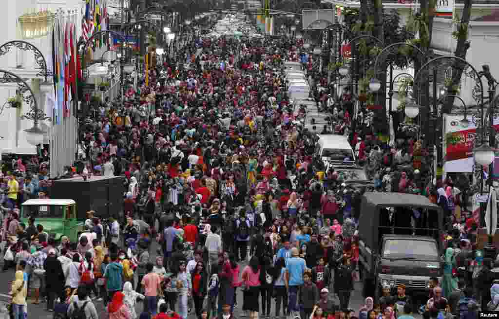 People throng Merdeka street in Bandung, Indonesia, April 24, 2015.