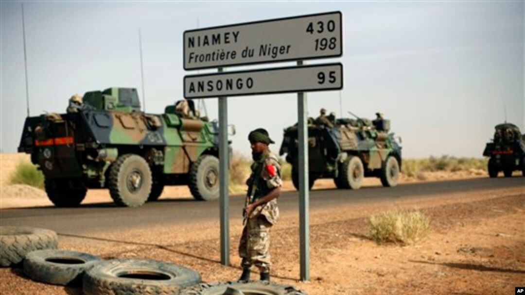 Motocin Yakin Faransa akan hanyarsu ta zuwa bakin iyakar Nijar kusa da garin Gao, a Mali. Fabrairu. 6, 2013