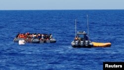 Des migrants secourus dans la mer Méditerranée, le 14 septembre 2017.