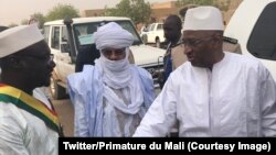 Le Premier ministre malien Soumeylou Boubeye Maiga salue l’autorité locale à Gao, 24 mars 2018. (Twitter/Primature du Mali)