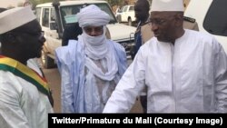 Le Premier ministre malien Soumeylou Boubeye Maiga salue l’autorité locale à Gao, 24 mars 2018. (Twitter/Primature du Mali)