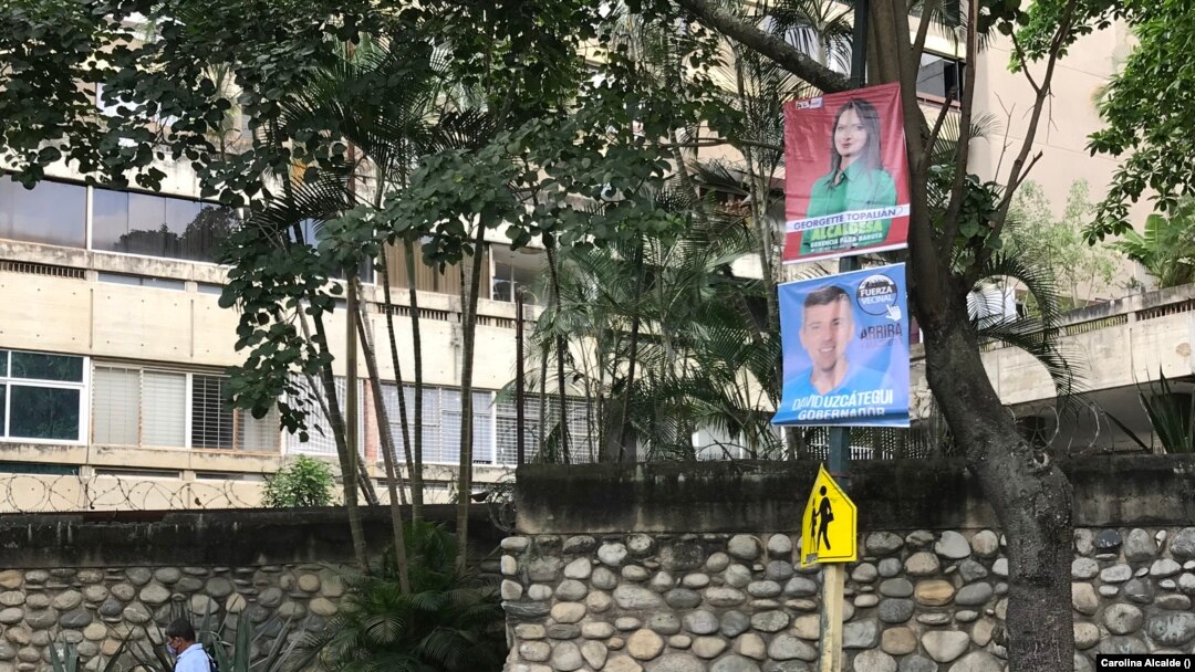 Carteles de candidatos oficialistas y de la oposición para las elecciones regionales de Venezuela del 21 de noviembre de 2021. Foto de Carolina Alcalde, VOA.