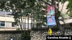 Carteles de candidatos oficialistas y de la oposición para las elecciones regionales de Venezuela del 21 de noviembre de 2021. Foto de Carolina Alcalde, VOA.