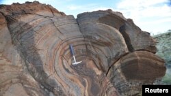 The layers on this 2.7 billion-year-old rock, a stromatolite from Western Australia, show evidence of single-celled, photosynthetic life on the shore of a large lake in this image released May 9, 2016. (Courtesy: Roger Buick/University of Washington) 