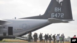 Pasukan marinir AS tba di bandara internasional Roberts di Monrovia, Liberia (9/10).