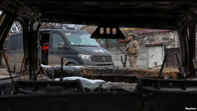 Seorang anggota Unit Malaikat Putih dari kepolisian Ukraina memeriksa keberadaan drone saat mereka mencoba membujuk warga untuk mengungsi, di kota garis depan Pokrovsk di wilayah Donetsk, Ukraina, 6 Februari 2025. (Foto: Anatolii Stepanov/Reuters)