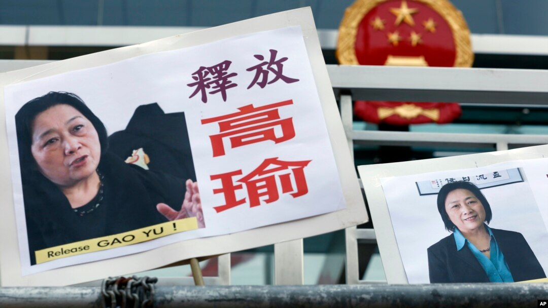 Foto wartawan veteran China, Gao Yu, dibawa demonstran yang melakukan protes di Hong Kong (17/4). (AP/Kin Cheung)