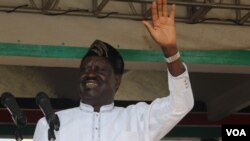 Le chef de l'opposition kényane Raila Odinga salue ses supporters lors d'un rassemblement à Nairobi, le 1er juin 2016. (L. Ruvaga/VOA)