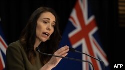 Perdana Menteri Selandia Baru Jacinda Ardern berbicara kepada media tentang perubahan pemilu 2020. (Foto: AFP)