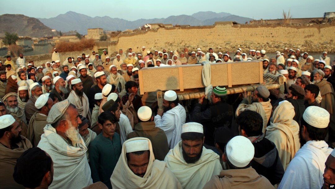 Warga memakamkan seorang anak yang tewas dalam ledakan ranjau di Afghanistan timur dekat perbatasan dengan Pakistan, Senin (10/1).
