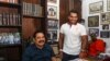 PM Sri Lanka Mahinda Rajapaksa (kiri) dan putra sulungnya serta anggota parlemen Namal Rajapaksa (tengah) di rumah Mahinda di kota selatan Tangalle, 7 Agustus 2020, setelah pengumuman hasil pemilihan parlemen Sri Lanka.