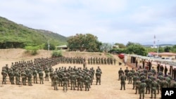 Las tropas se alinean al sur de la región del Catatumbo, donde los remanentes de las antiguas Fuerzas Armadas Revolucionarias de Colombia (FARC) se retiraron después de ser expulsados ​​por los rebeldes del Ejército de Liberación Nacional (ELN), el sábado 25 de enero de 2025.