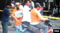 Gembong teroris, Umar Patek, dengan pengawalan ketat, melakukan rekonstruksi rencana Bom Bali-1 di Solo. Beberapa kalangan menilai radikalisme juga marak di perguruan tinggi. (Foto: dok).