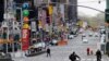 Peatones y ciclistas circulan por Times Square, un icónico lugar de Nueva York que ahora pareciera una escena de una ciudad fantasmal.