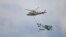  Un hélicoptère de l'armée de l'air nigériane fait voler une bannière lors de la célébration du 60e anniversaire de l'indépendance du pays, le 1er octobre 2020, à Abuja. 