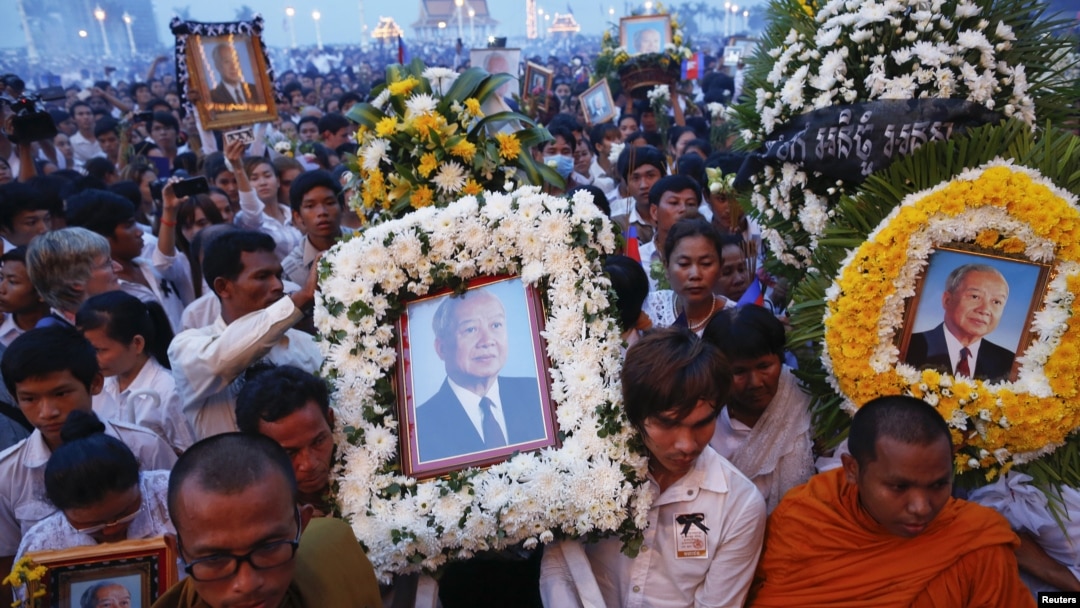 Ribuan warga memenuhi kompleks Istana Raja Kamboja di Phnom Penh menyambut kedatangan jenazah mantan Raja Norodom Sihanouk, Rabu (17/10). 