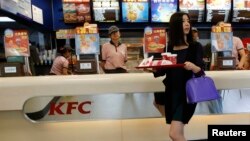 Une femme dans un restaurant KFC à Pékin, 9 mai 2013. 