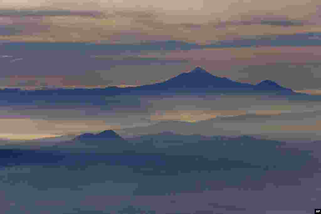 Pico de Orizaba, hay núi Citlaltepelt, nhô lên trên màn sương buổi sáng nhìn từ một máy bay của Hài quân Mexico trong một phi vụ theo dõi núi lửa ở Mexico, 23-7-2013.