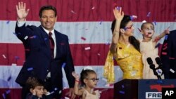 რონ დესანტისი ოჯახთან ერთად ზეიმობს ფლორიდის შტატის გუბერნატორის არჩევნების მოგებას. 8 ნოემბერი, 2022 წ. ტამპა, ფლორიდა, აშშ. 
