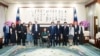 台湾总统赖清德在台北会晤美国民主党籍参议员达克沃斯访问团 (台湾总统府照片)
