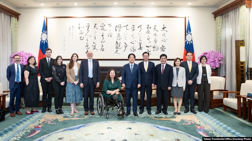 台湾总统赖清德在台北会晤美国民主党籍参议员达克沃斯访问团 (台湾总统府照片)