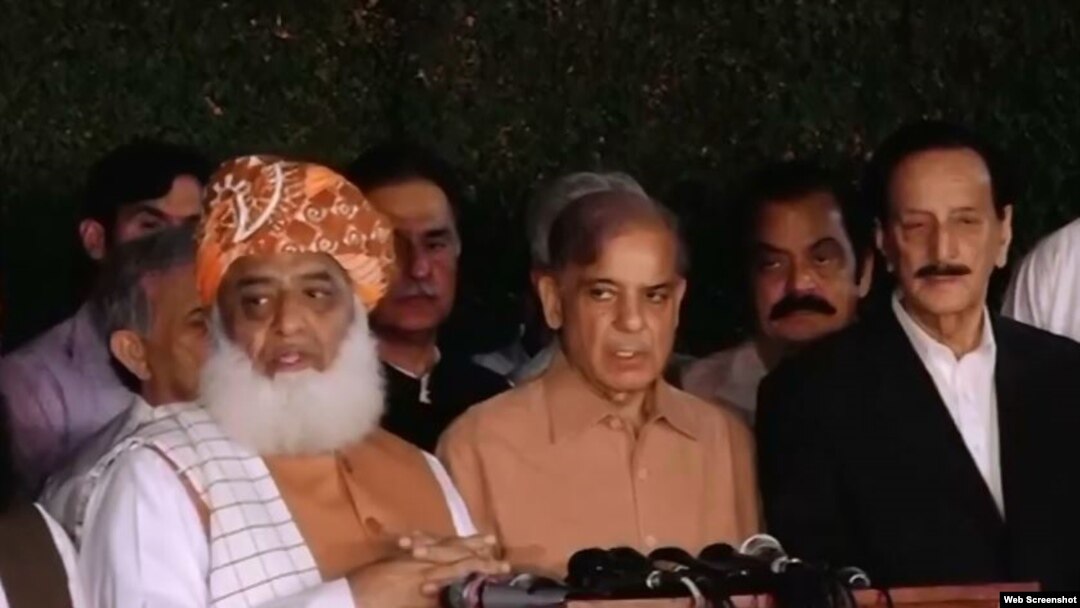 مولانا فضل الرحمٰن نے لاہور میں شہباز شریف سے ملاقات کی ہے۔ (فائل فوٹو)