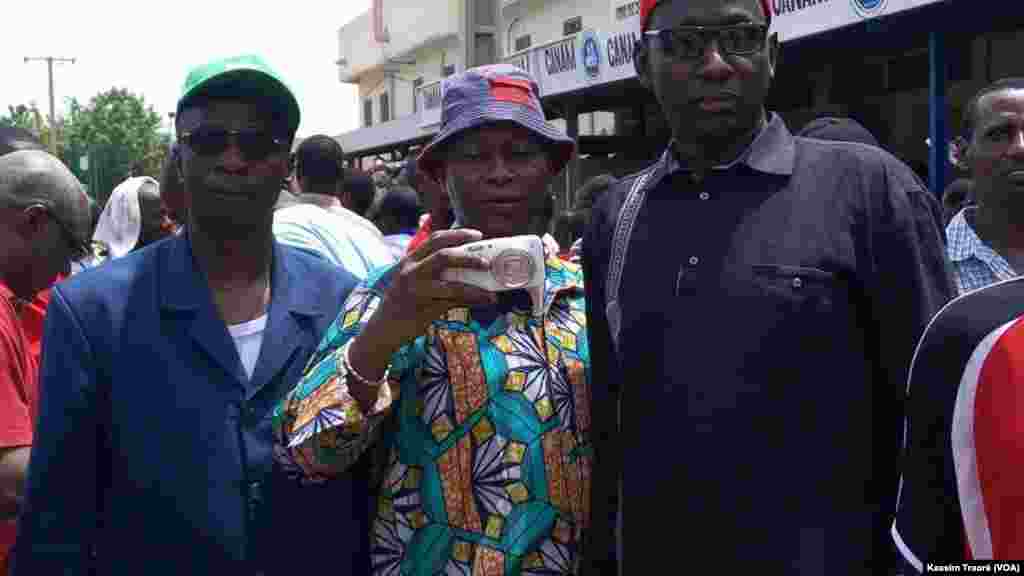 Des manifestants de la marche citoyenne à Bamako, au Mali, le 17 juin 2017. (VOA/Kassim Traoré)