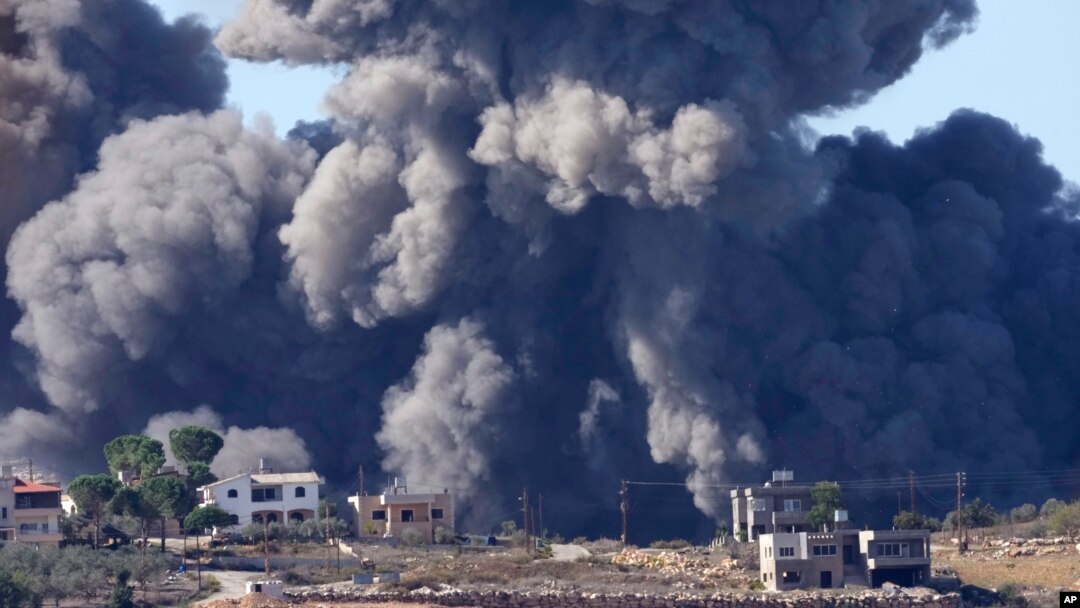 Asap hitam mengepul akibat serangan udara Israel di pinggiran Aita al-Shaab, desa perbatasan Lebanon dengan Israel di Lebanon selatan, Sabtu, 4 November 2023. (AP/Hussein Malla)