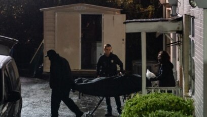 Một thi thể được đưa ra từ trên cáng trong vụ xả súng tại một tiệm spa ở thành phố Atlanta hôm 16/3
