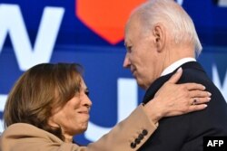 Presiden AS Joe Biden dan Wakil Presiden Kamala Harris berpelukan di panggung setelah pidato perpisahan Biden pada hari pertama Konvensi Nasional Demokrat (DNC) di United Center, Chicago, 19 Agustus 2024. (Foto: AFP)