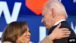 Biden da Kamala Harris a Chicago,