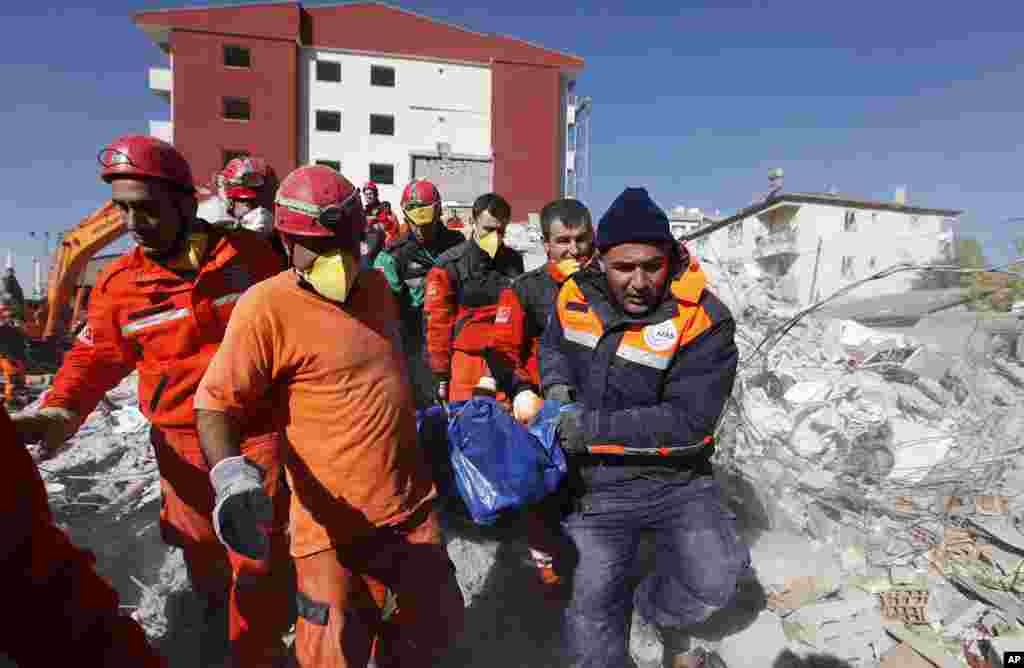 Emergency service workers carry a victim of the earthquake during the rescue operations in Ercis, near the eastern Turkish city of Van, October 24, 2011. (Reuters)