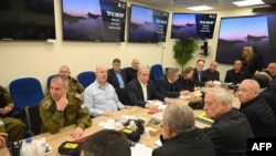 以色列总理办公室提供的照片显示总理内塔尼亚胡在特拉维夫主持战争内阁会议。(2024年4月14日)