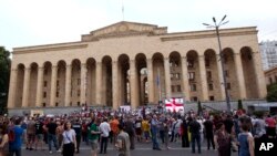 Pengunjuk rasa oposisi mengadakan demonstrasi di depan gedung Parlemen Georgia di ibu kota Tbilisi (23/6).