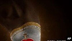 O poster da discórdia, que a cervejeira moçambicana está a retirar das ruas