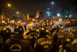 Policías custodiaron las protestas en Lima, el sábado 14 de noviembre de 2020. Los peruanos pusieron presión en las calles en medio de la crisis política que padece el país.
