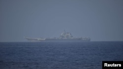 日本防衛省2023年4月6日公佈前一天中國山東號航母在沖繩島以南300公里處航行的照片。