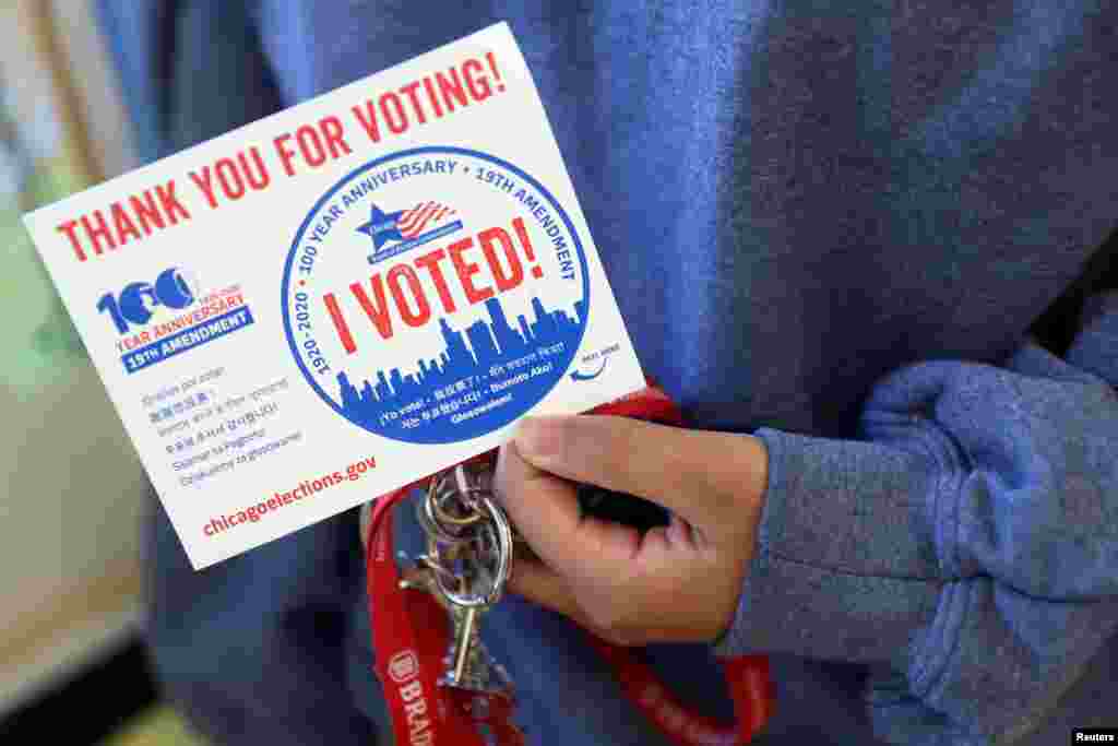 Una persona sostiene una pegatina en un colegio electoral en Deja Hue Art el d&#237;a de las elecciones en Chicago, Illinois.