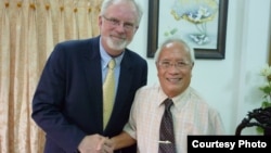 US Ambassador to Vietnam David Shear meets with Vietnamese dissident Dr Nguyen Dan Que in Saigon/Ho Chi Minh City, Vietnam. (file)