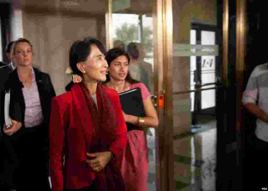 18/9/2012: Lãnh tụ đối lập Miến Điện Aung San Suu Kyi đến thăm đài VOA trong chuyến đi Mỹ lần đầu tiên sau nhiều năm. (Alison Klein/VOA)