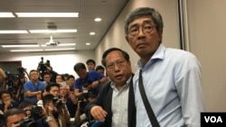 香港銅鑼灣書店店長林榮基（右）與立法會議員何俊仁召開記者。（美國之音唐惠芸攝）