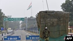 Tentara Pasukan Keamanan Perbatasan India (BSF) berjaga pada pagi musim dingin yang dingin di pintu masuk Pos Perbatasan Wagah India-Pakistan, sekitar 35 km dari Amritsar pada 15 Desember 2020. (Foto: AFP/Narinder Nanu)