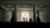 Seorang Marinir berdiri di luar Sayap Barat Gedung Putih saat Presiden AS Joe Biden bertemu dengan anggota tim keamanan nasionalnya setelah Iran mengatakan meluncurkan puluhan drone ke Israel pada sore sebelumnya, di Washington, AS, 13 April 2024. (Foto: REUTERS/Bonnie Cash)