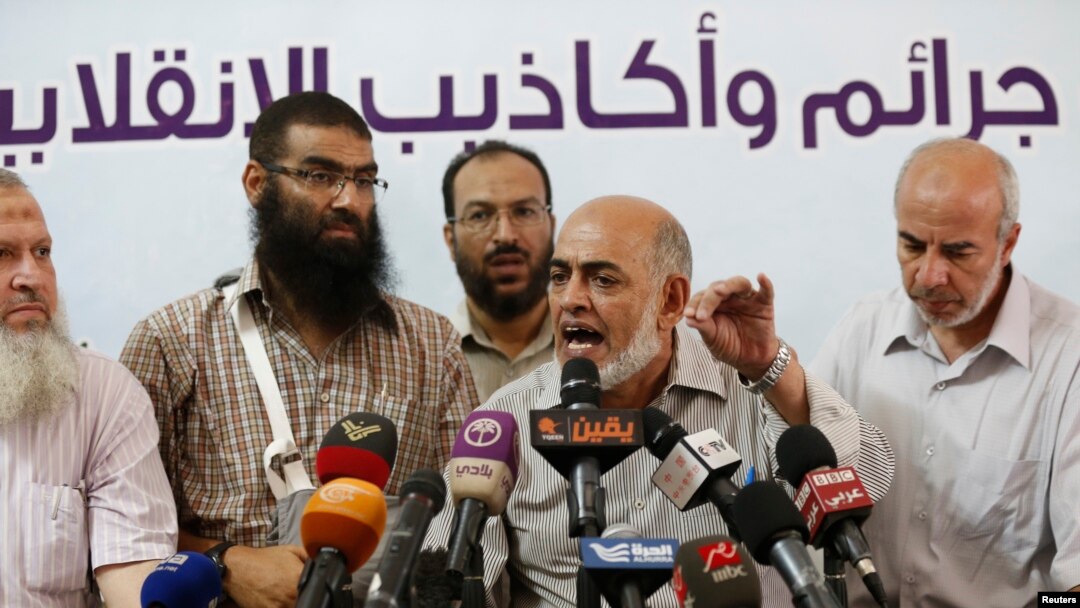 Magdy Qorqor (tengah), sekretaris Partai Buruh yang baru dan anggota Ikhwanul Muslimin, berbicara dalam jumpa pers di Kairo (20/8). (Reuters/Youssef Boudlal) 