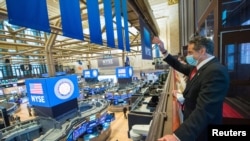 New York Governor Andrew Cuomo rings the opening bell at the New York Stock Exchange as the building opens for the first time since March while the outbreak of the coronavirus disease (COVID-19) continues in Manhattan, New York, U.S., May 26, 2020.