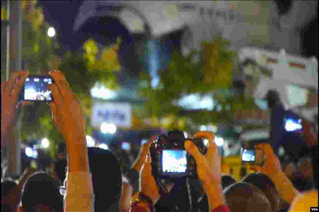 市民纷纷抢镜头