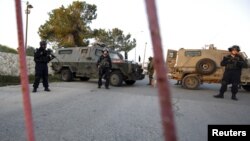 Pasukan Israel siaga di tempat pemeriksaan Beit El dekat Ramallah, Tepi Barat (foto: dok).